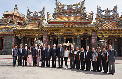 中國國民黨主席吳敦義（右10）2日參訪泰國暹邏代天 宮及泰國台灣會館，他參拜五府千歲後表示，祈求國泰 民安、風調雨順，海峽兩岸和平。   圖：中央社