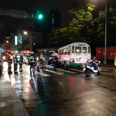 台北市內湖區金龍路附近2日晚間發生一起公車與行人 車禍，一名4歲男童和一名70歲男子OHCA（到院前無呼 吸心跳），傷者已緊急送醫，車禍原因調查中。   圖：中央社