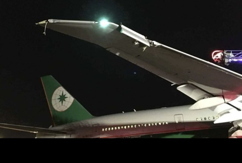 長榮班機在多倫多機場傳出機翼撞燈柱受損。   翻攝自Tom Podolec推特