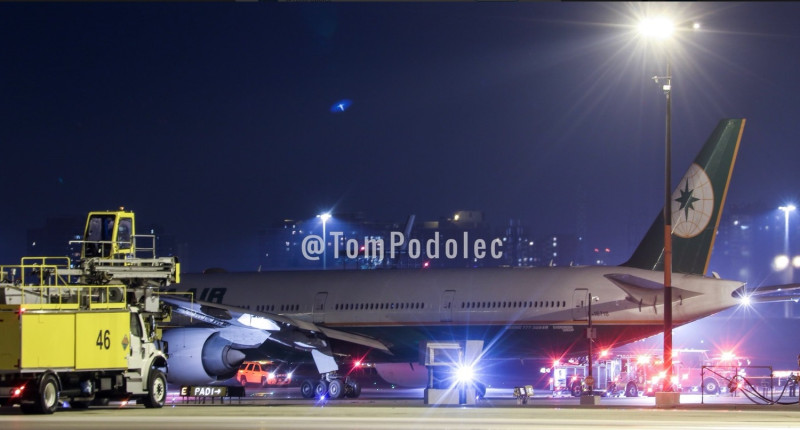 長榮班機在多倫多機場傳出機翼撞燈柱受損。   翻攝自Tom Podolec推特