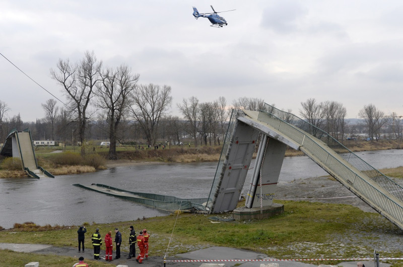 橫跨伏爾塔瓦河（Vltava River）的行人天橋近日才通過檢查，倒塌原因仍待調查。   圖: 達志影像 /美聯社