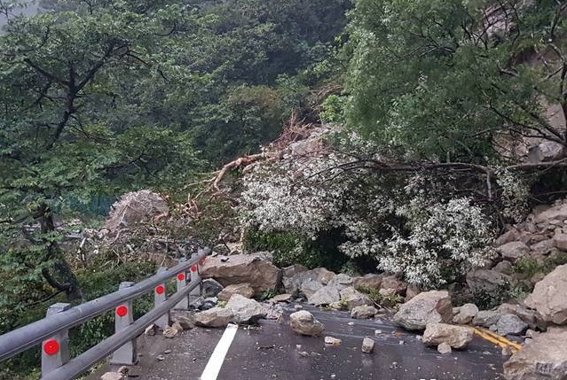 蘇花公路114.3公里落石坍方，雙向交通阻斷。   