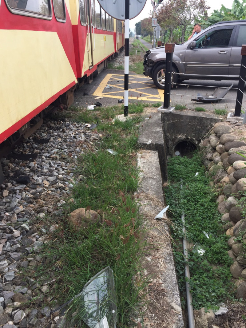 阿里山森鐵與轎車發生擦撞。   圖：台鐵提供