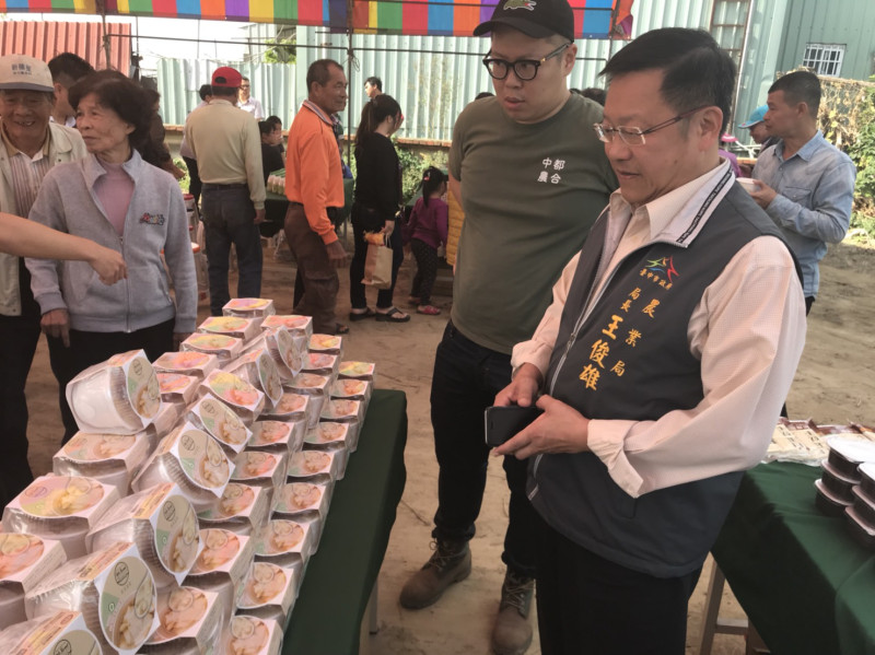 農業局長王俊雄表示，目前非基因改造契作大豆已開始採收，並製作成3款味噌，未來將上架販售。   圖：台中市農業局提供