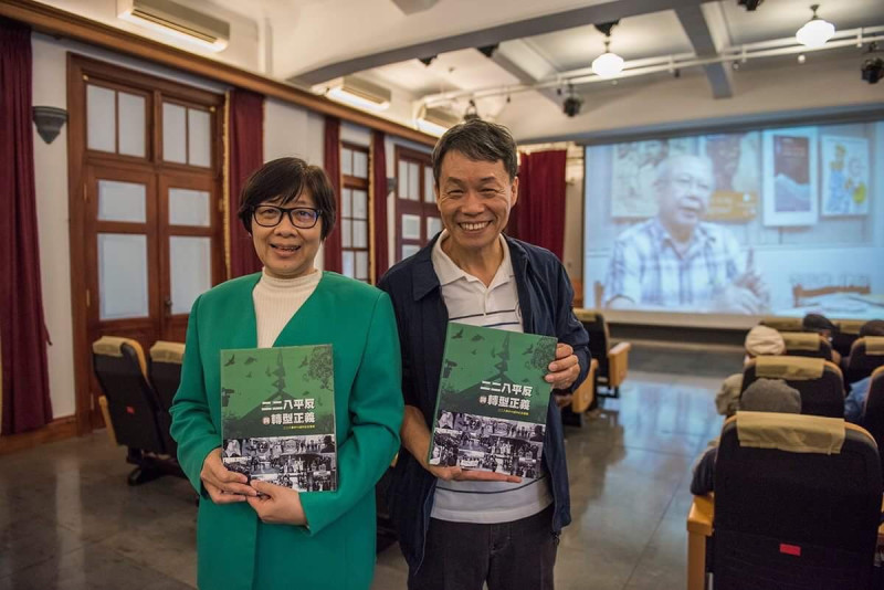 臺灣民主運動的影像記錄者—邱萬興與主編邱斐顯。   圖：邱斐顯/提供