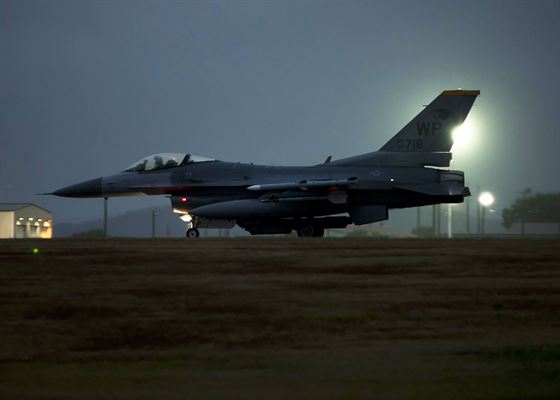 美國最新隱形戰鬥機F-22「猛禽」，將參與4日~8日的美韓「警戒王牌」聯合空中軍事演習，備受矚目。   圖：翻攝美軍太平洋司令部官網