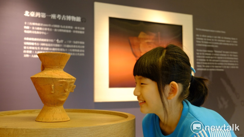 全球唯一擁有人臉的史前陶罐，十三行博物館的鎮館之寶─人面陶罐，經過微整型亮麗復出。   圖：十三行博物館／提供