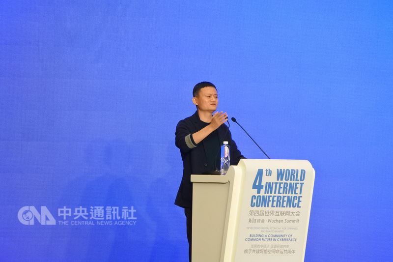 阿里巴巴集團董事長馬雲4日在世界互聯網大會的分論壇演說，重申從不干預旗下投資媒體新浪微博和香港南華早報。   圖 : 中央社