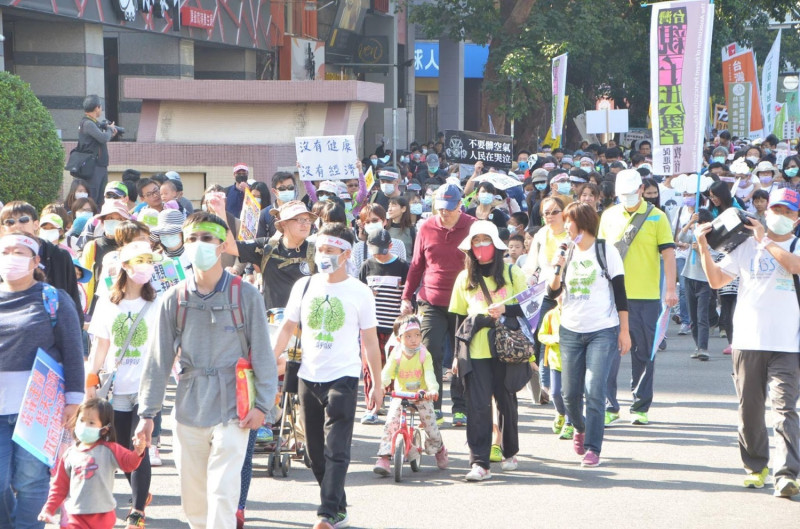 「霧霾圍城、公民圍府」行動要為1217大行熱身。   圖 : 台灣健康空氣行動聯盟/提供