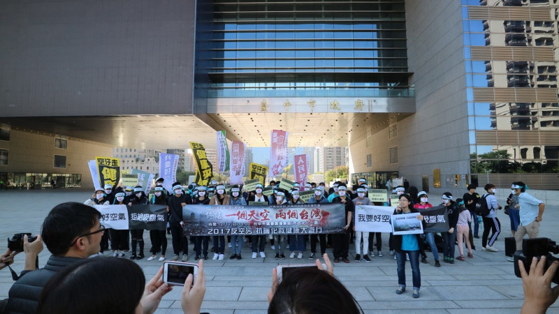 台灣健康空氣行動聯盟也將再次發起反空污抗暖化大遊行，號召各界12月17日站出來，下午一點到台中市議會廣場集合，一起要求中央及地方儘速改善空品，別再讓國人健康惡化。   圖：台灣健康空氣行動聯盟／提供