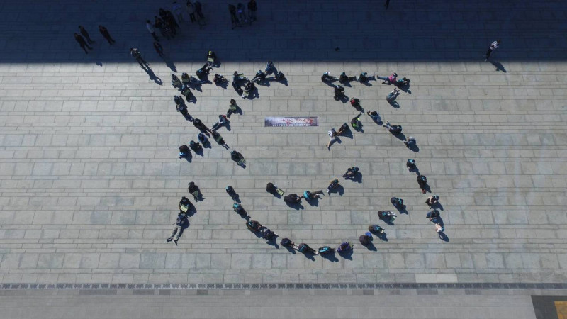 今(4)日上午數十名東海大學學生齊聚台中市政府前廣場，排出「怒」字，表達身居空汙重災區的不滿。   圖：台灣健康空氣行動聯盟／提供