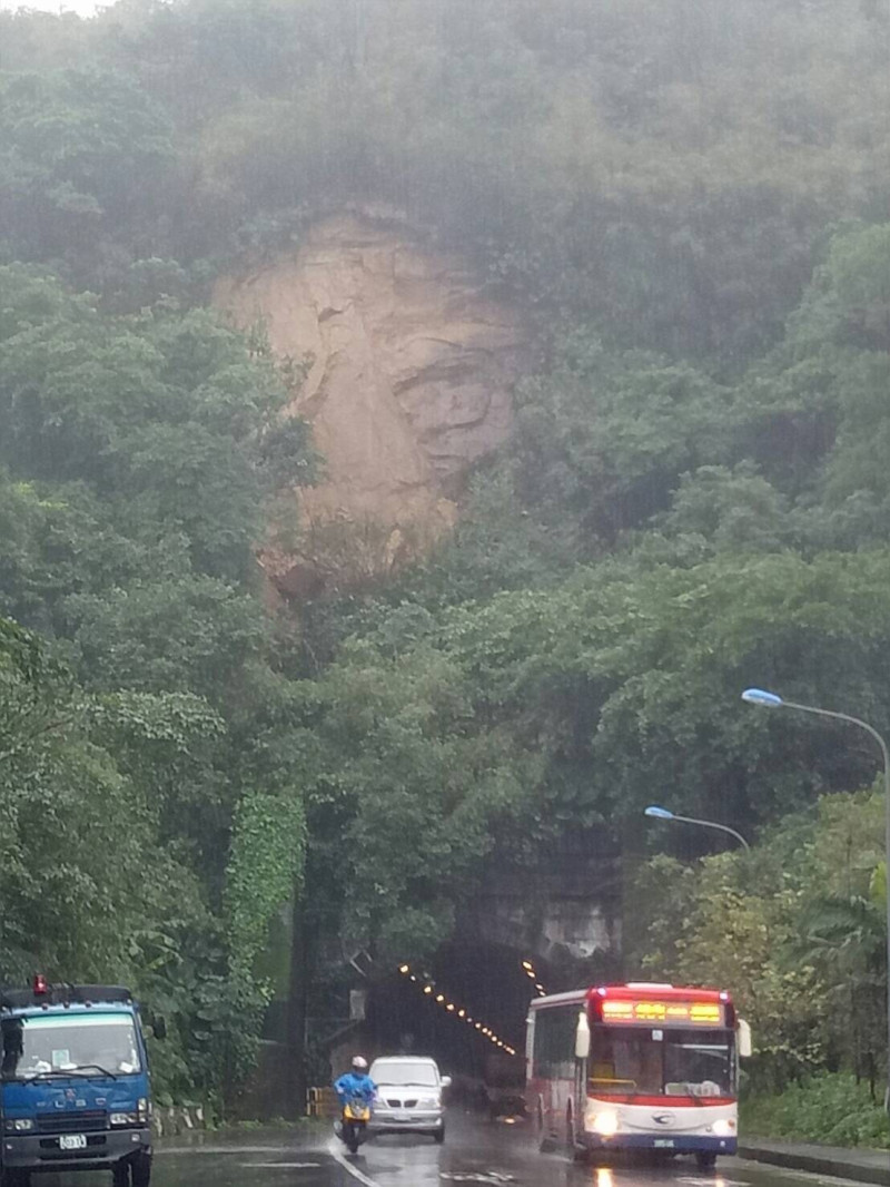 基隆日前才因連日雨勢不歇，造成多處邊坡土石鬆動滑落，八堵隧道上方更是禿了一塊、土石裸露。   圖：基隆市政府 / 提供