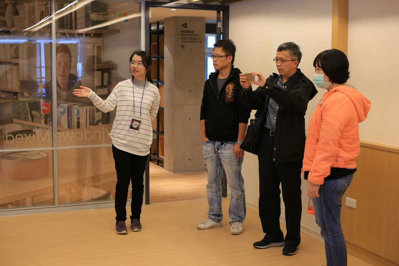 元智大學教授孫天龍(右2)與亮星遊戲工作室總經理劉品如(右1)正在參觀安東青創所提供的AR教室。   圖：朱泓任/攝