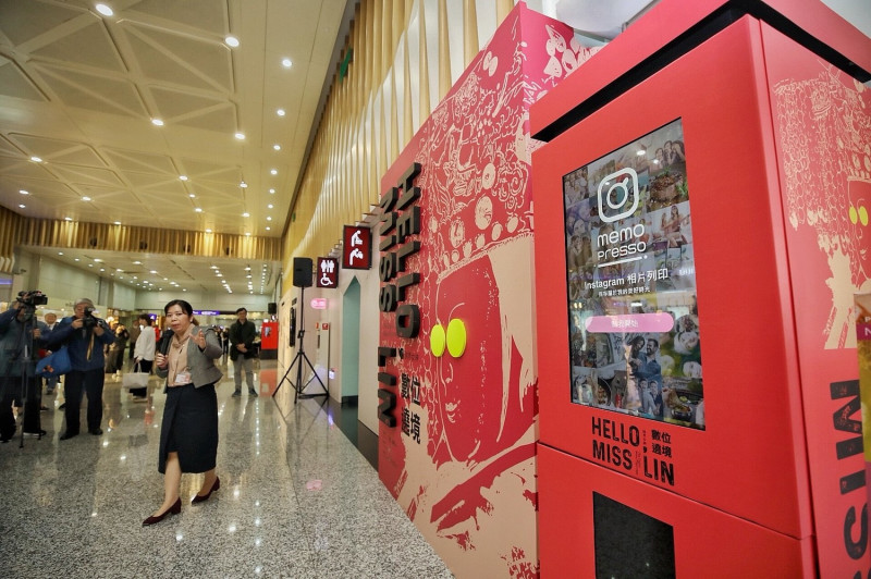 中華文化總會推出的「Hello, Miss Lin跨界女神」數位媽祖展，今天(4日)移駕中正機場展出，讓國際旅客了解台灣媽祖文化。   圖：文化總會／提供