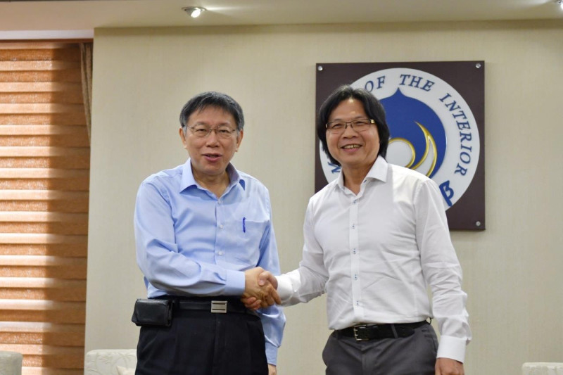 臺北市長柯文哲（左）今（4）日率隊拜訪內政部長葉俊榮（右），研商社子島都市計畫案等議題。   圖：內政部/提供