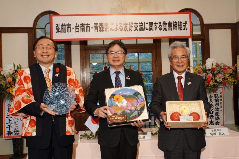 三方互相贈送禮物。 圖 : 台南市政府/ 提供