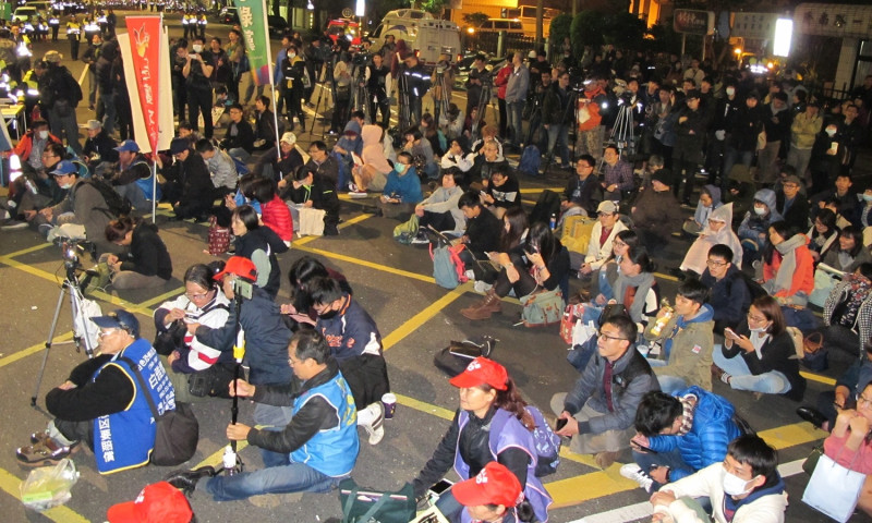 勞團抗議勞基法修法4日晚間8時進入第11小時。   圖：林朝億/攝