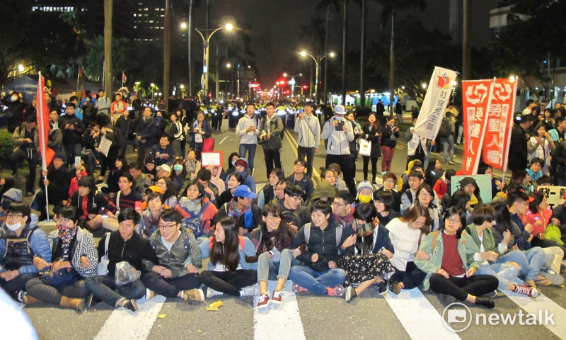 勞團與支持者4日晚間佔據中山南路，抗議民進黨團要勞基法修正案強渡關山。   圖：林朝億/攝