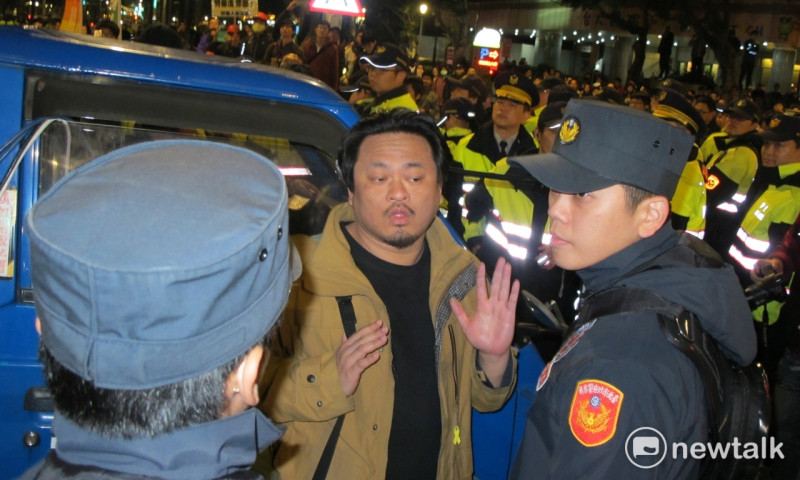對峙中，警方有意要求宣傳車司機下車，而與支持者發生拉扯。   圖：林朝億/攝