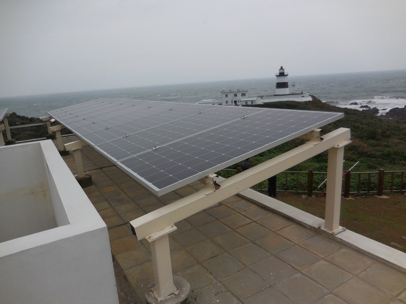 為了配合綠能政策，環保署在測站屋頂設置太陽能板，供應監測站房及儀器運作所需電力。   圖：丘秝榕／攝