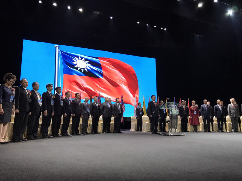 開幕典禮時立正的台商們，後面螢幕上顯現著台灣國旗，十分氣派。   圖/蔡其昌辦公室提供