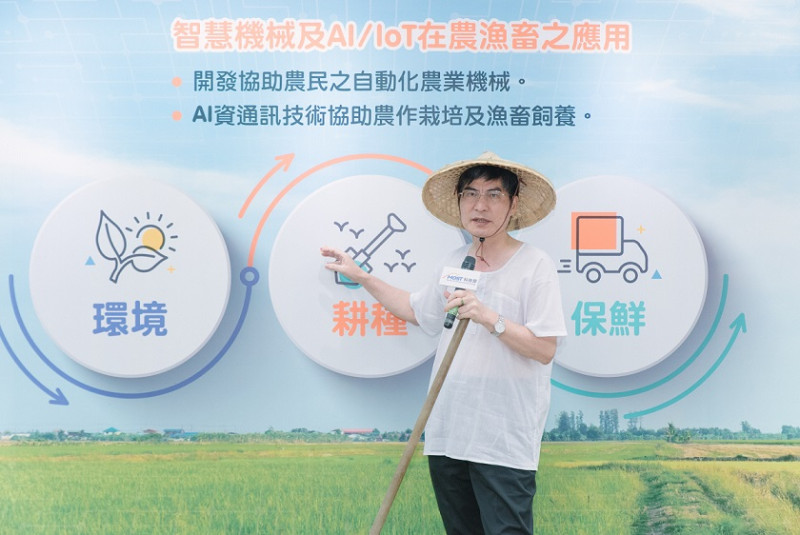 科技部長陳良基今日打扮成農夫的裝扮，於記者會上說明未來與農委會合作推動「智慧科技於農業生產之應用」專案計畫。   圖：科技部提供