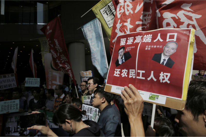 香港民眾11月29日聲援北京的「低端人口」，並把批評的矛頭直指北京市委書記蔡奇，以及幕後的「老闆」習近平。   圖 ：達志影像/美聯社