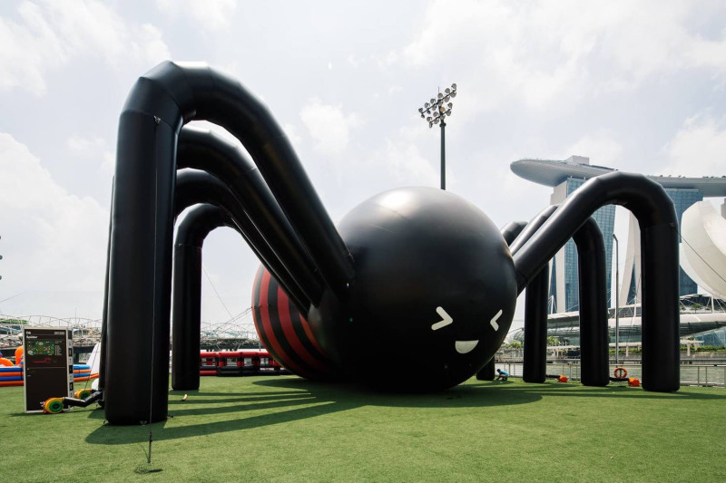 寬22公尺，高達12公尺的「微笑大蜘蛛」氣墊，是園區中三大氣墊之一。   圖：《Art-Zoo 藝術動物園》FB提供