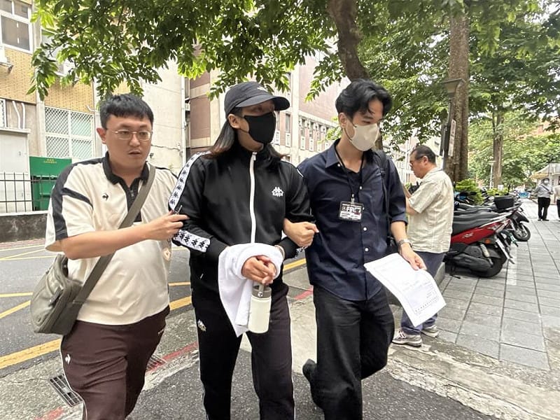 無黨籍立委高金素梅助理張俊傑涉貪遭起訴，交保後疑破壞電子手鐶逃匿。北檢查出張男逃亡前曾接觸另名陳姓助理（中），9日指揮警方拘提陳男到案。（中央社檔案照片）&nbsp;&nbsp;&nbsp;
