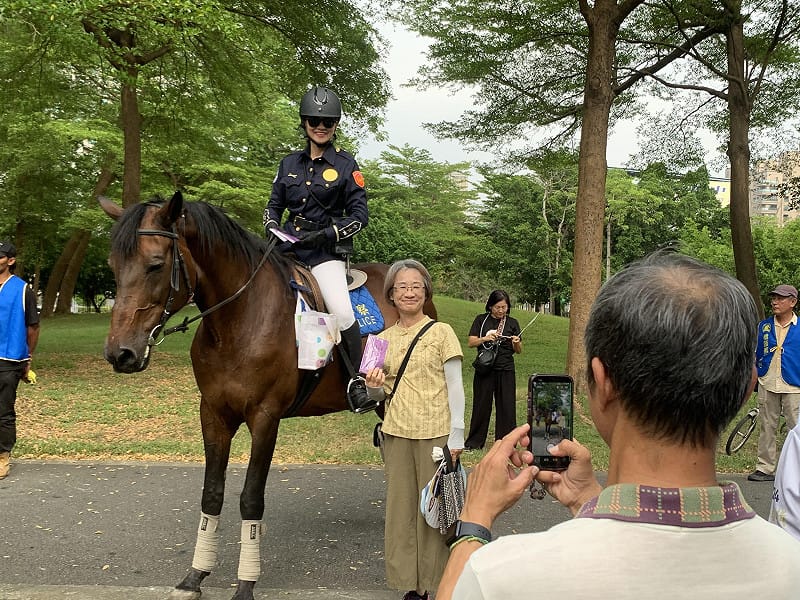 高雄市警察局騎警隊到場配合治安宣導，成為市民爭相合照的對象。&nbsp;&nbsp;&nbsp;圖：孫家銘／拍攝