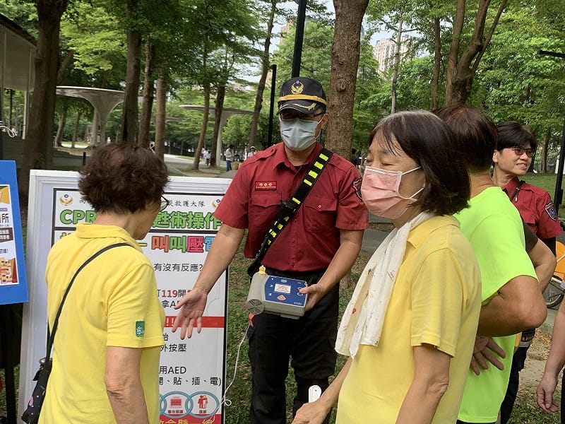 消防局救護人員現場教導AED(自動體外心臟電擊去顫器)操作方式。&nbsp;&nbsp;&nbsp;圖：孫家銘／拍攝