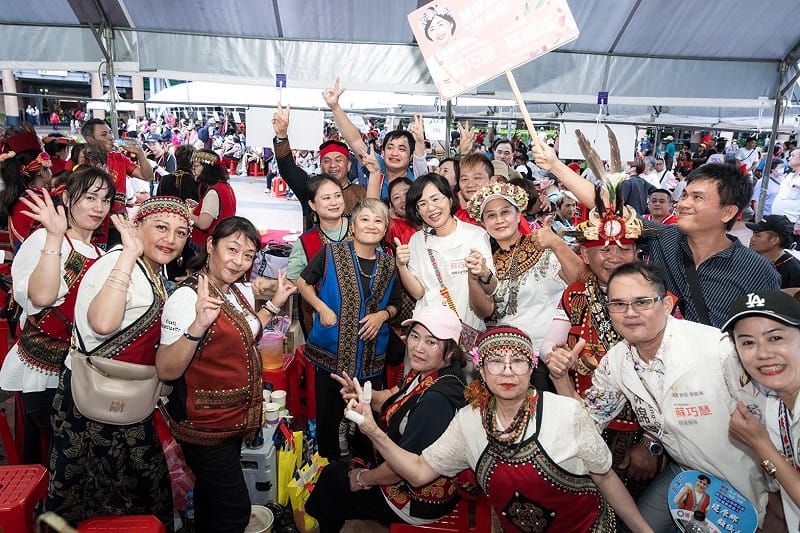  蘇巧慧今（12）日出席新北市原住民族聯合文化活動，她一到現場，便受到族人的熱情歡迎，族人見到蘇巧慧高喊「未來市長好！」、「阿美族的媳婦加油！」現場氣氛相當熱烈。 圖：蘇巧慧競總提供 