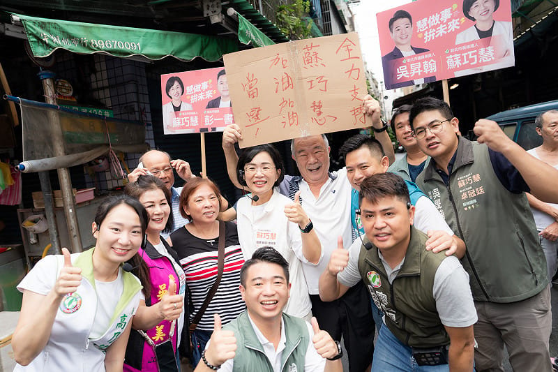 新北市長候選人、立法委員蘇巧慧今（12）日前往土城學府市場掃街拜票，新北市議員廖宜琨、彭一書，在地樂利里長吳麗美，新北市議員候選人吳昇翰、高乃芸，以及新北市議員卓冠廷服務團隊也前往共同掃街。&nbsp;&nbsp;&nbsp;圖：蘇巧慧競總提供