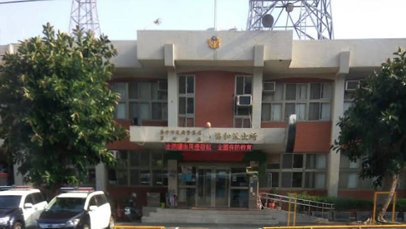 台中乘客公車上亮刀 司機報案頭撞派出所玻璃受傷