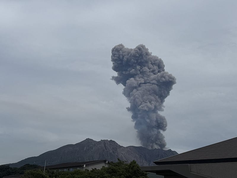 櫻島噴火火山灰柱衝上2500公尺　鹿兒島、宮崎與熊本多地警戒降灰