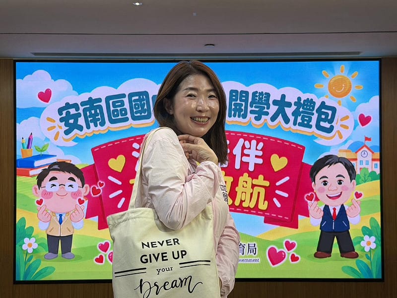 台南市議員蔡麗青媒合台南在地愛心企業太穩建設、金玉堂海佃店共同贈送安南區國中小低收入戶學童開學大禮包。&nbsp;&nbsp;&nbsp;圖：蔡麗青服務處提供