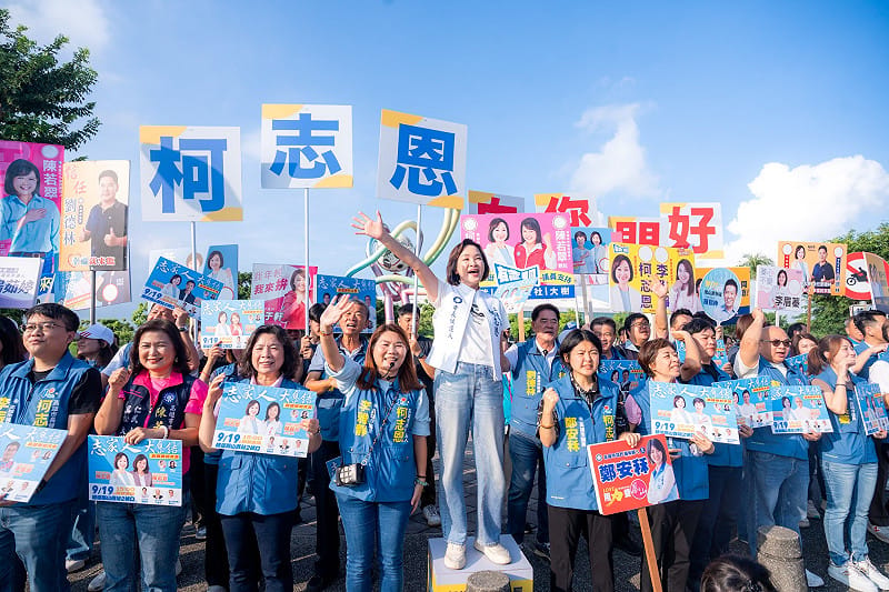 柯志恩(中)與30多位黨籍議員及候選人於衛武營前合體站路口拜票。&nbsp;&nbsp;&nbsp;圖：柯志恩競辦／提供