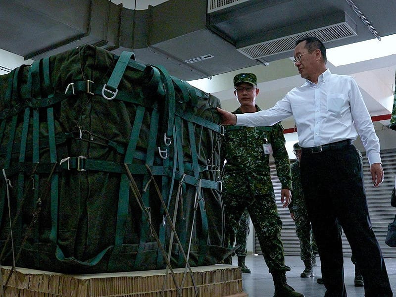 國防部長顧立雄實地瞭解空投前置作業實況。&nbsp;&nbsp;&nbsp;圖：國防部提供/軍聞社記者尤昱翔攝