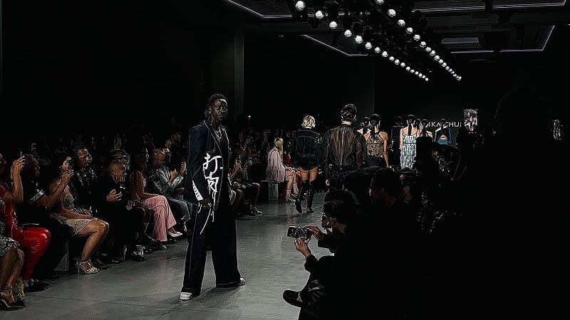 發表會現場，模特兒身著融合高雄城市記憶的幾何華服走上伸展台。&nbsp;&nbsp;&nbsp;圖：ERIKA CHUNG／提供