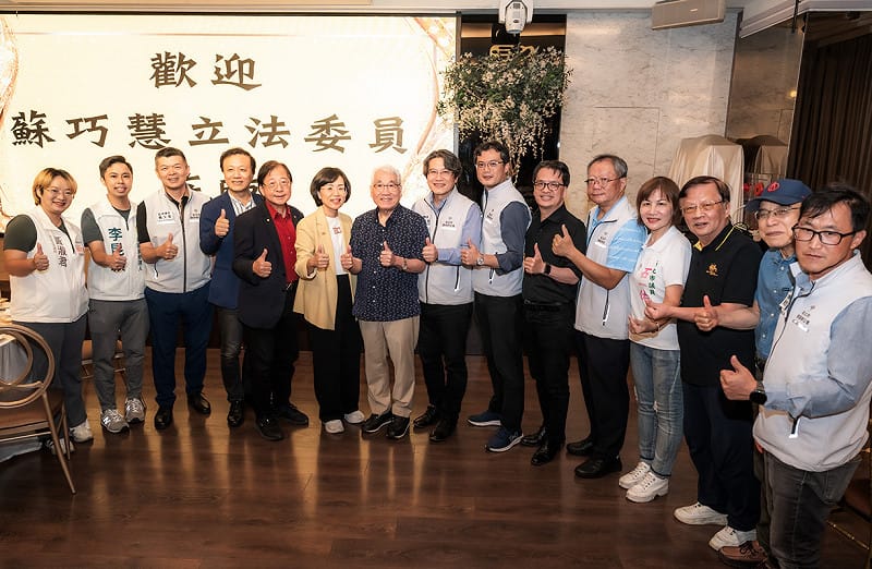 許多建築師不僅對蘇巧慧伸手比讚大喊「加油！」、「一定會贏」，更要求自拍合影留念，現場氣氛相當熱絡。&nbsp;&nbsp;&nbsp;圖：蘇巧慧競總提供
