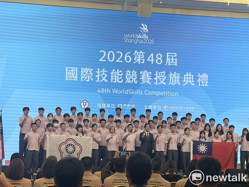 洪申翰為國際技能競賽53國手授旗:賽場外的事情交給我們