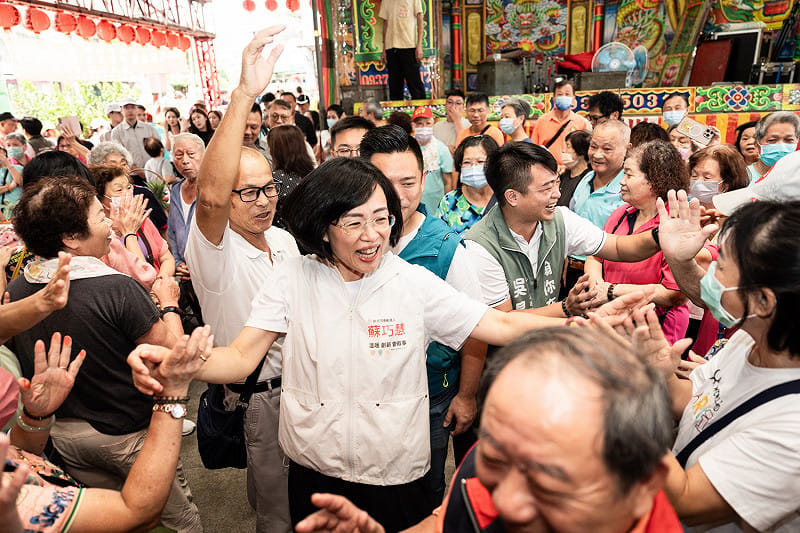 蘇巧慧板橋掃市場人氣旺、土城參拜祈福 承諾都更加速、司法園區建置