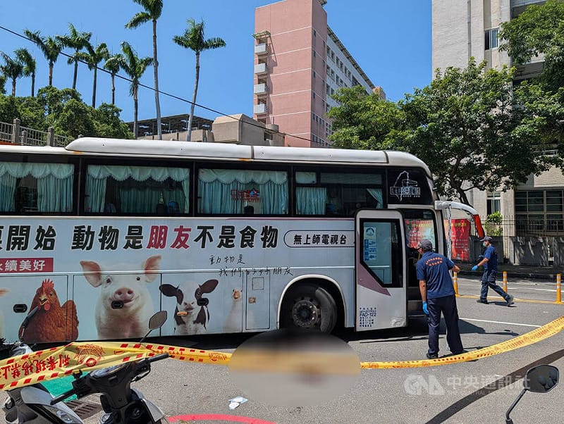 台中西區客運撞行人 新加坡婦受困車底救出送醫