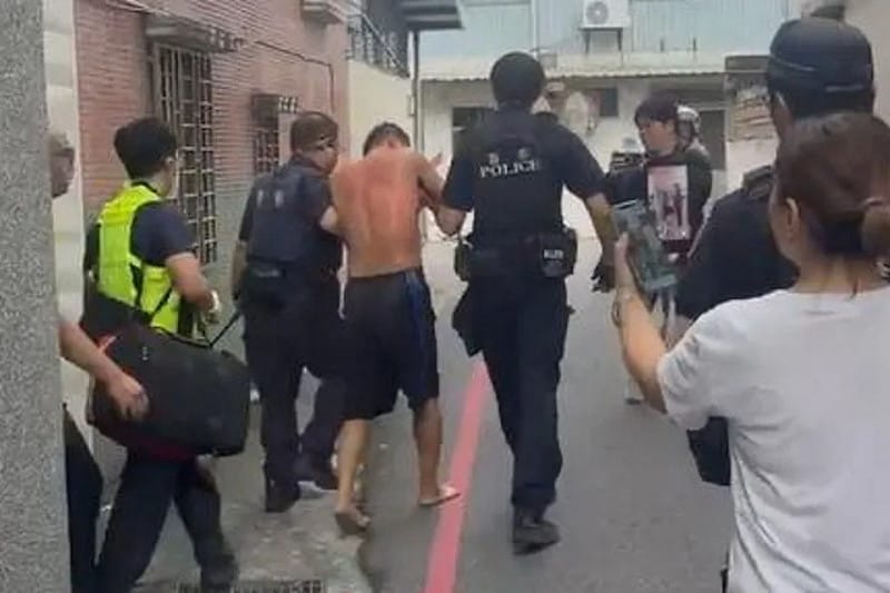 花蓮男持刀襲警！爬屋頂對峙超1小時落網 疑吸毒情緒失控