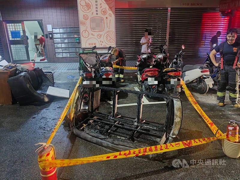 新北男拾荒疑拿打火機照明引燃沙發 延燒4機車遭送辦