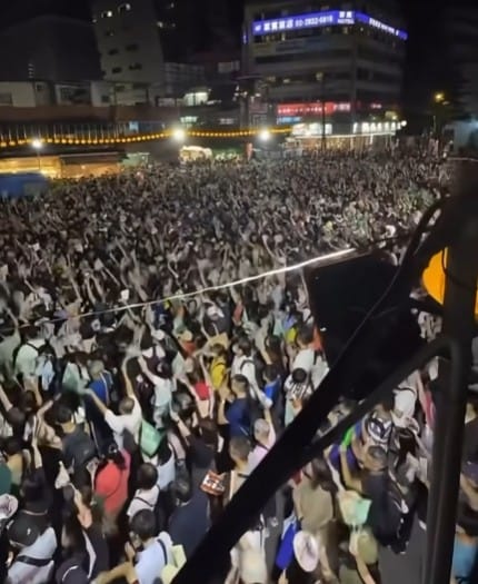 (影)「洋流」襲捲深藍票倉文山區 支持沈伯洋上千人潮擠爆景美夜市