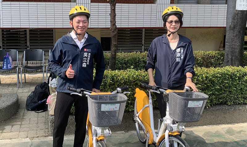 吳立森(左)、張淑娟(右)親自上陣體驗模擬真實道路情境的自行車路考。&nbsp;&nbsp;&nbsp;圖：孫家銘／拍攝