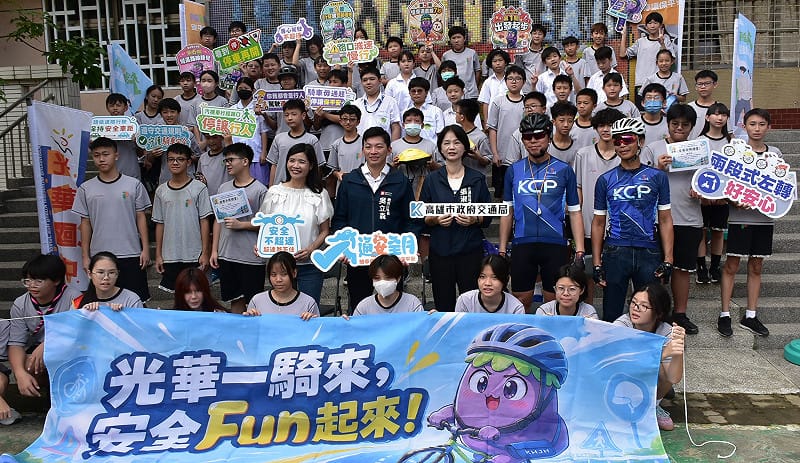 光華國中「自行車安全駕駛教育示範活動」結合戶外騎乘體驗，讓孩子清楚掌握行駛於馬路上的注意事項與風險。&nbsp;&nbsp;&nbsp;圖：孫家銘／拍攝