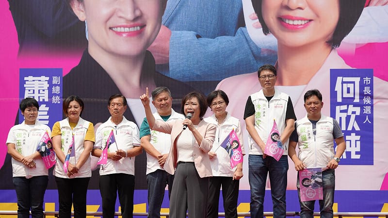 何欣純在大里新興宮成立大里霧峰後援會，多位市議員站台。&nbsp;&nbsp;&nbsp;圖：何欣純競辦/提供