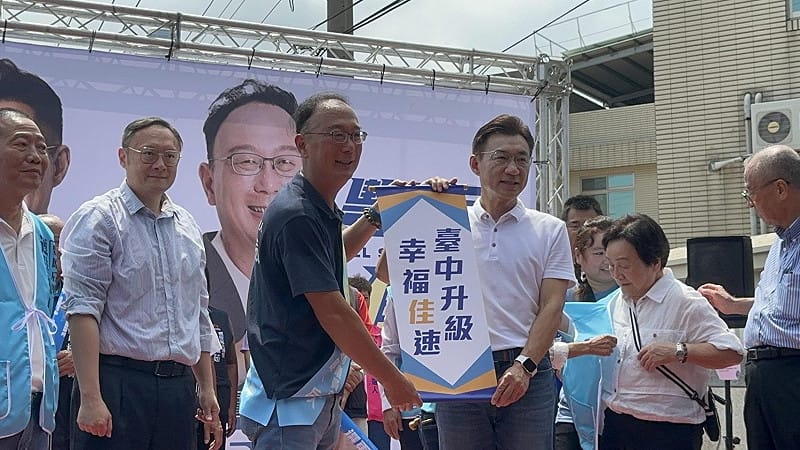 江啟臣親手替連佳振授旗並大力拉抬。&nbsp;&nbsp;&nbsp;圖：江啟臣競總/提供